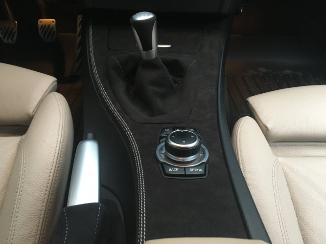 Alcantara Interieurleisten mit Kontrastnaht silber