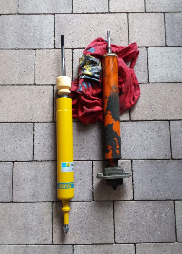 Stossdämpfer Vergleich Bilstein B8 (NEU) vs Koni STR.T (Alt defekt)