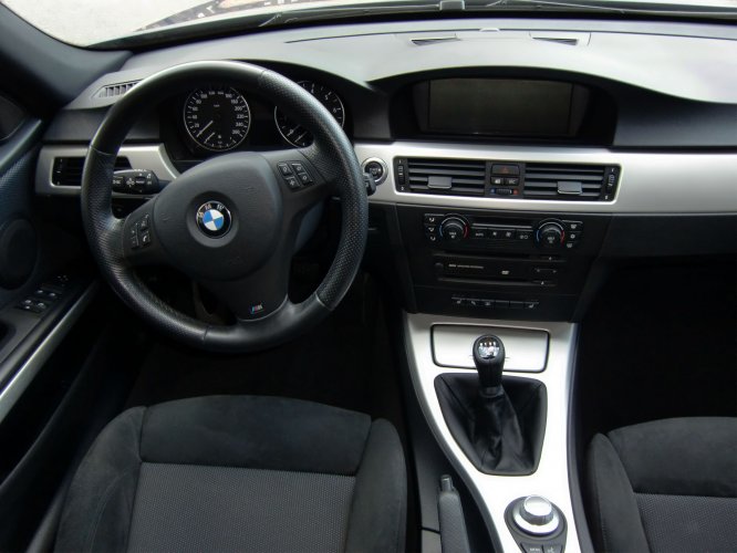 Cockpit mit iDrive und Alcantara-Sitzen