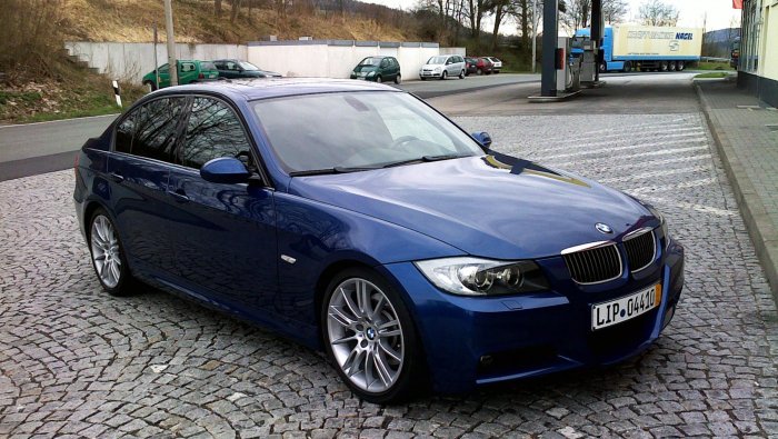 330i in Le-Mans-Blau