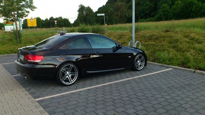 BMW  335i e92 Rubinschwarz still Parking