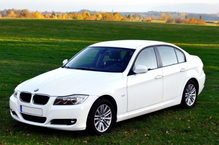 Der E90 LCI im Grünen