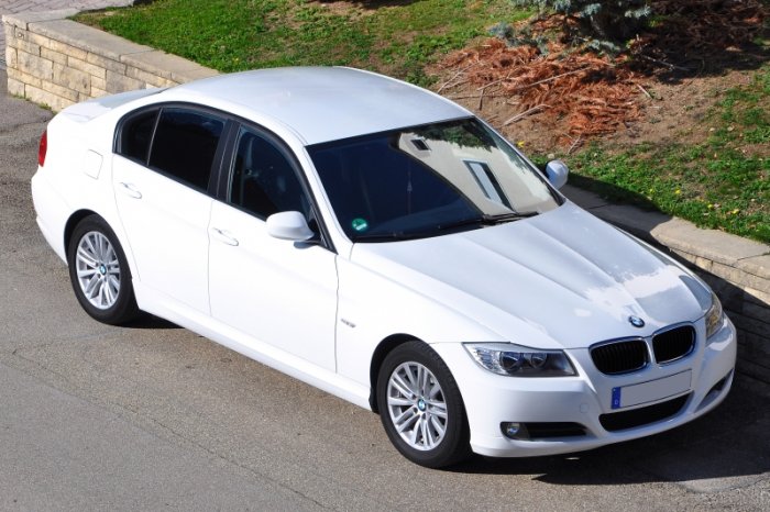 Der E90 LCI auf Sommerrädern Sternspeiche 283