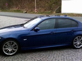 330i in Le-Mans-Blau