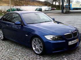 330i in Le-Mans-Blau