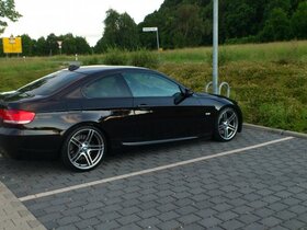 BMW  335i e92 Rubinschwarz still Parking