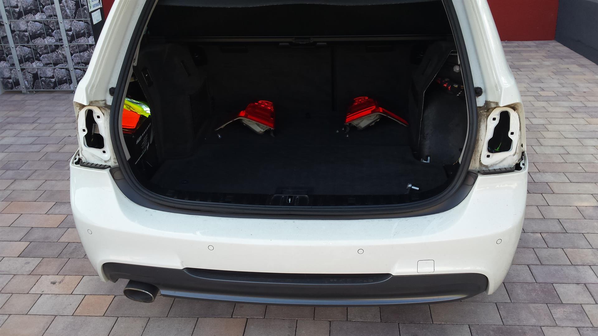 Wasserabläufe an der Heckklappe und an den Rückleuchten ...