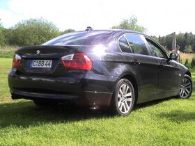 320i